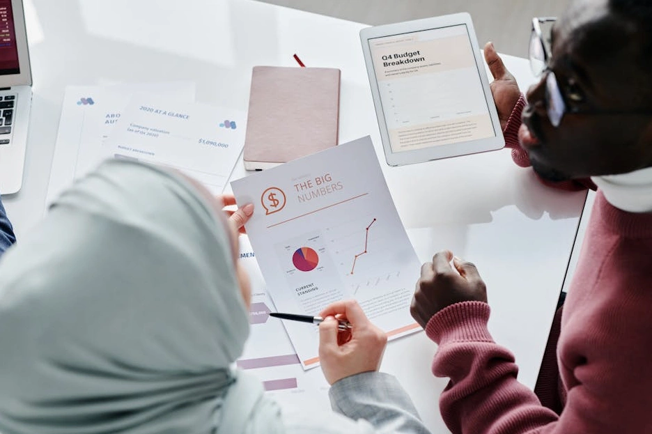 Zespół analityków biznesowych omawiający strategię optymalizacji procesów w nowoczesnym biurze.